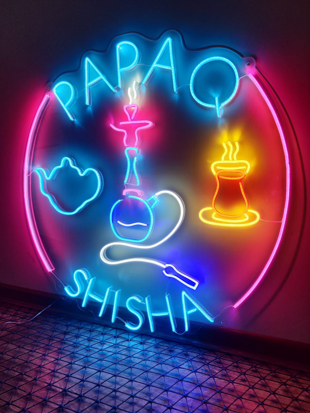 Kafedə neon loqo
