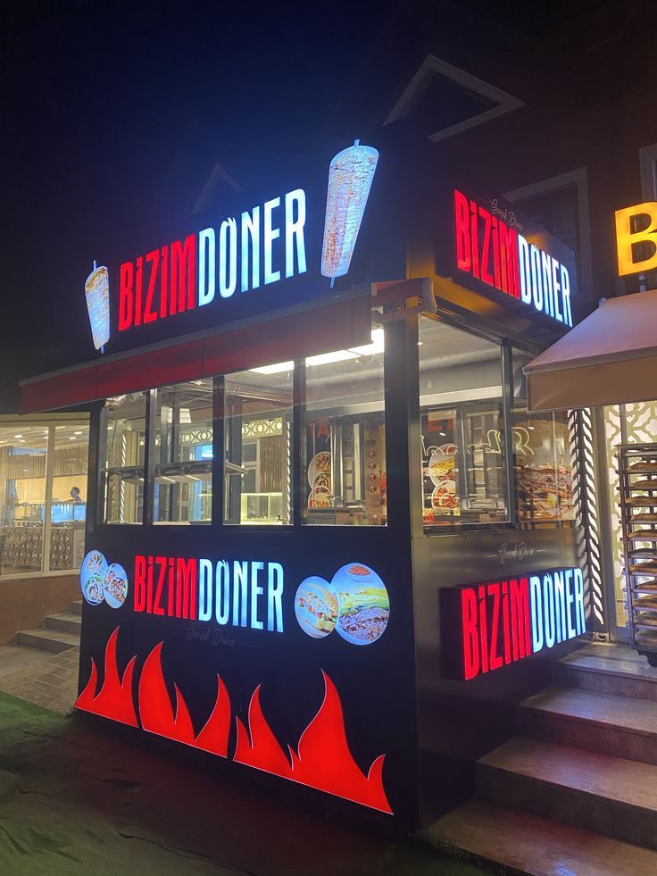 Mağaza fasadında işıqlı reklam lövhəsi