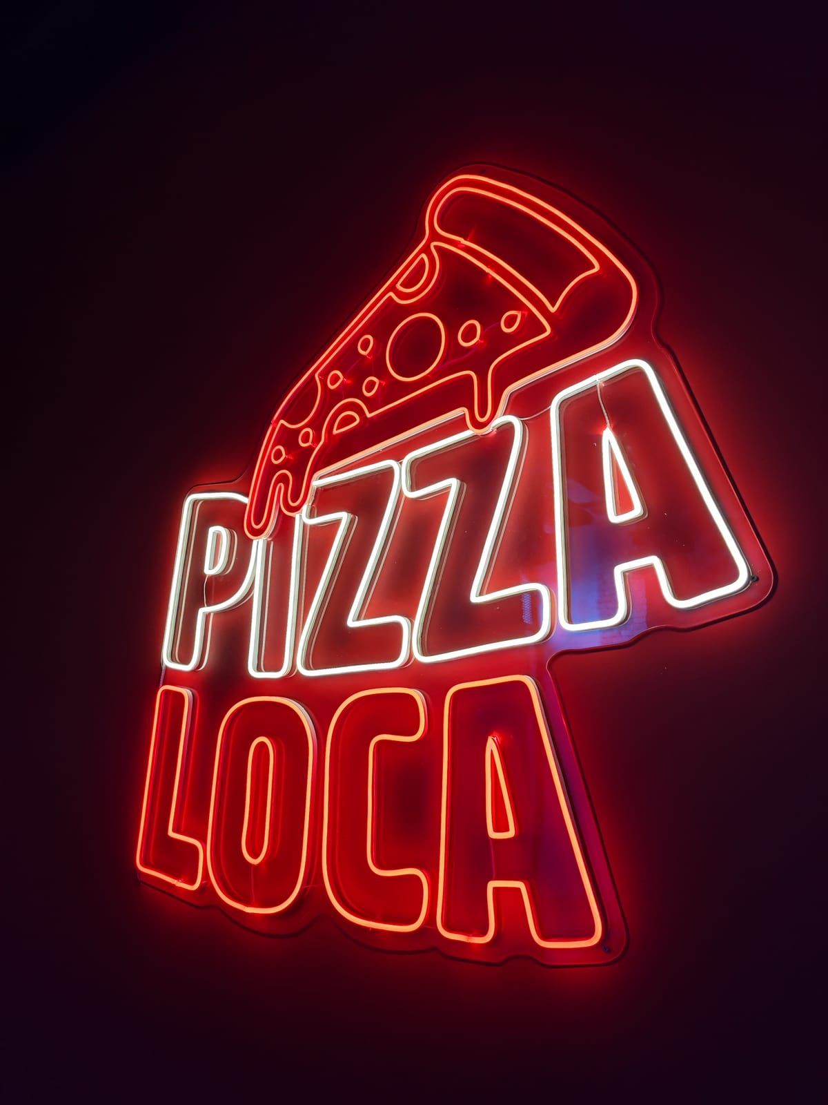 Salonda neon yazı