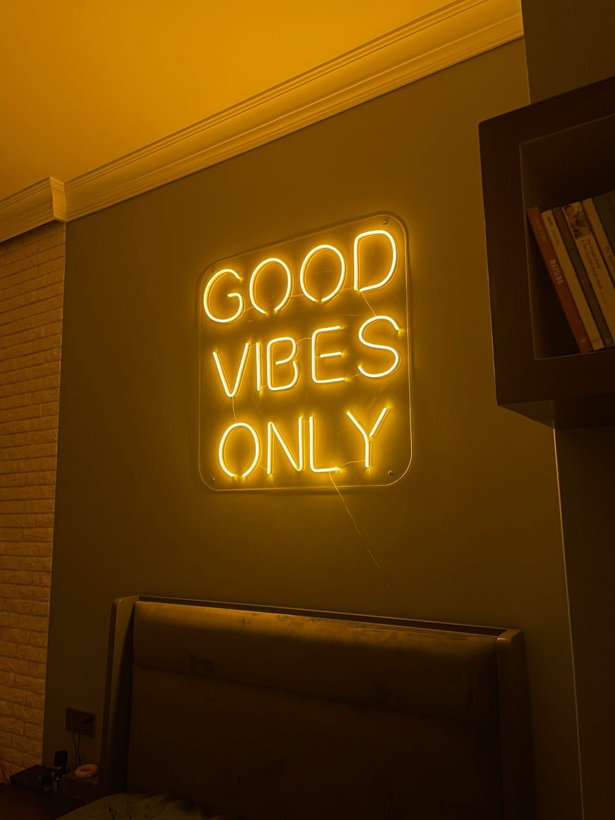Yataq otağında "Good Vibes Only" neon yazısı